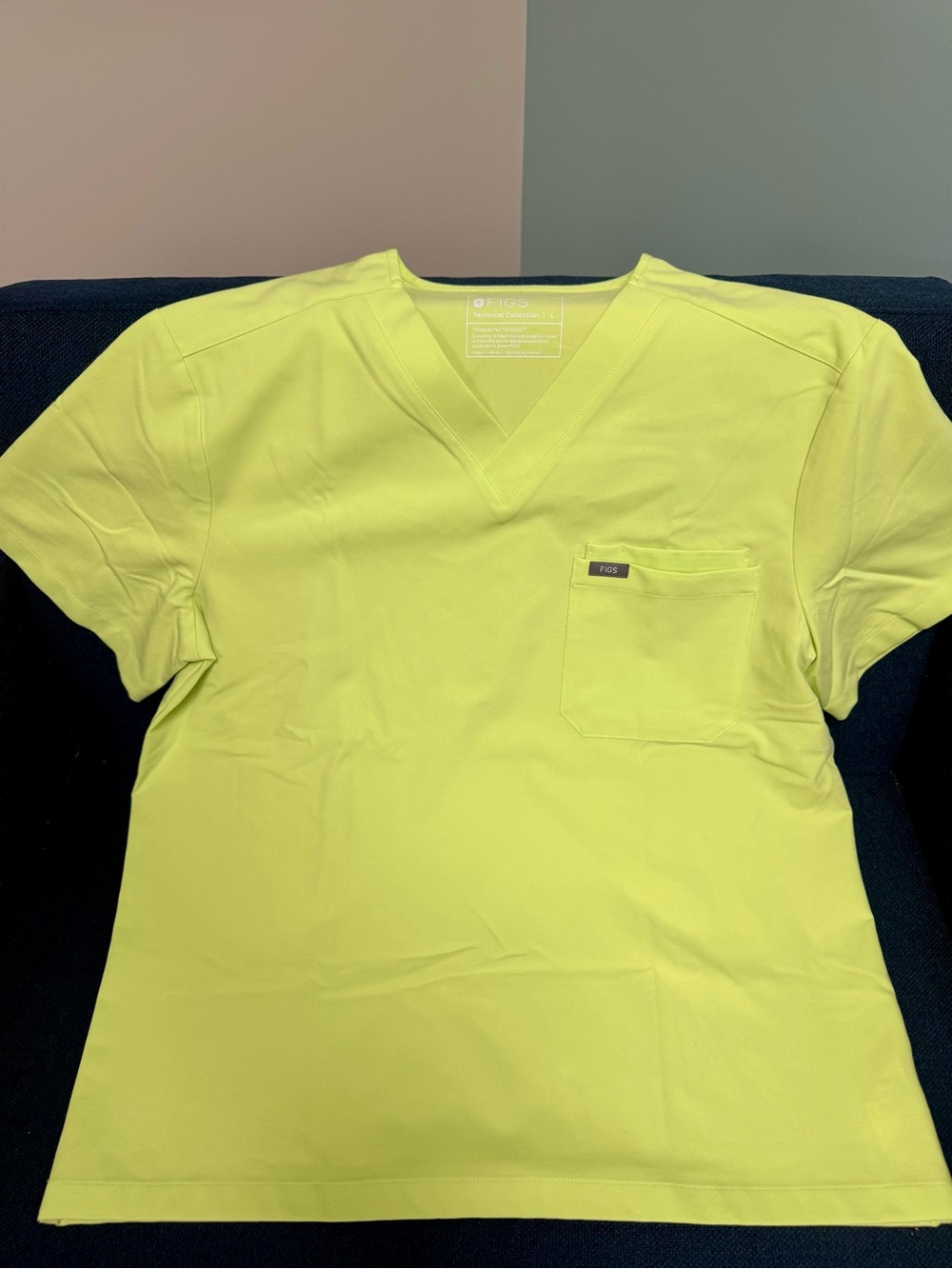 FIGS Men’s Technical Collection Scrub Top LARGE